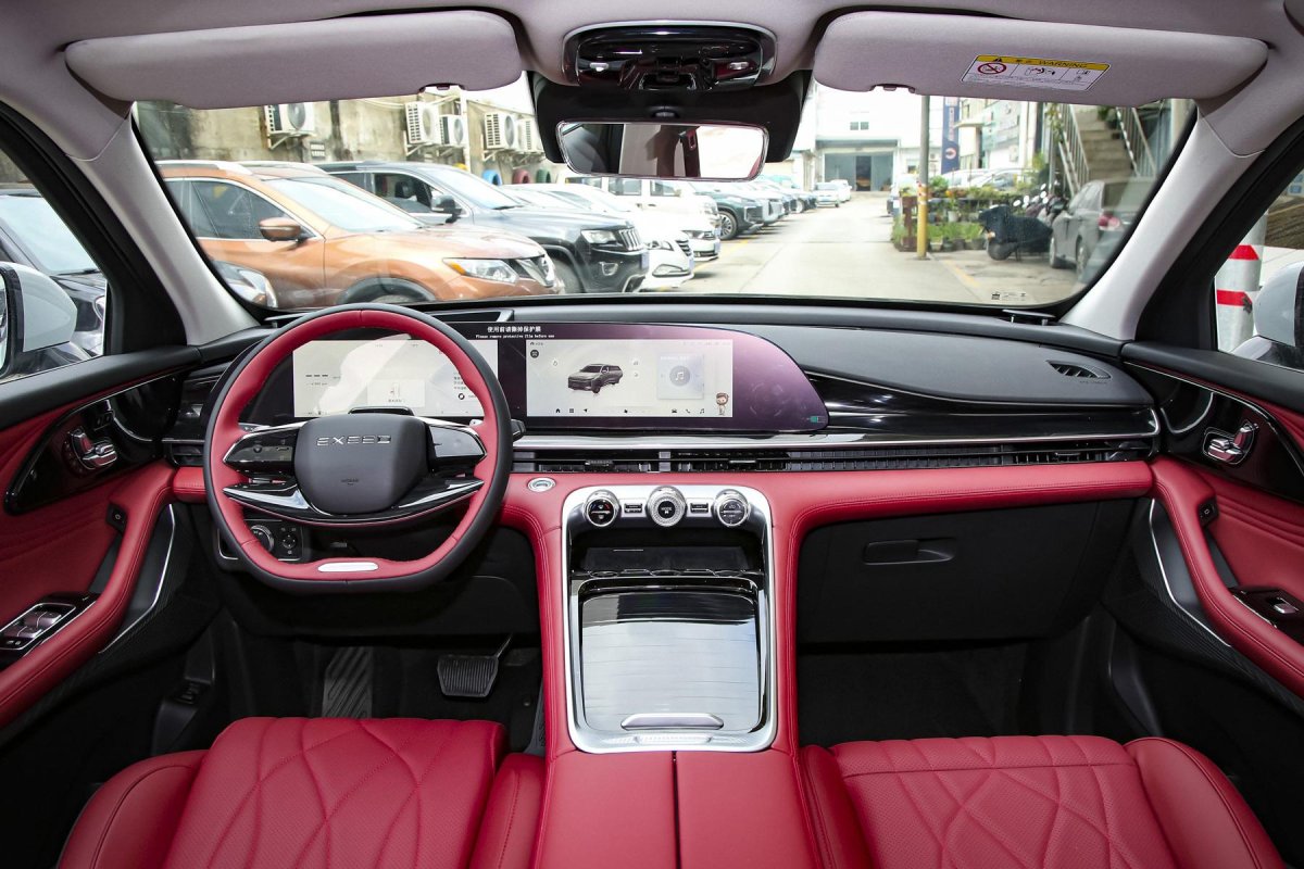 Exeed RX красный салон