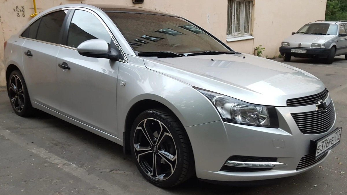 Серебристый Chevrolet Cruze на дисках r17