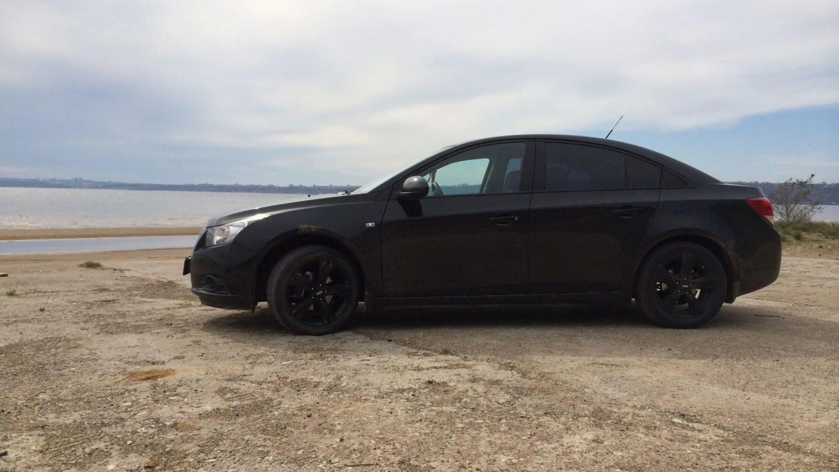 Шевроле Круз черный на 17 дисках