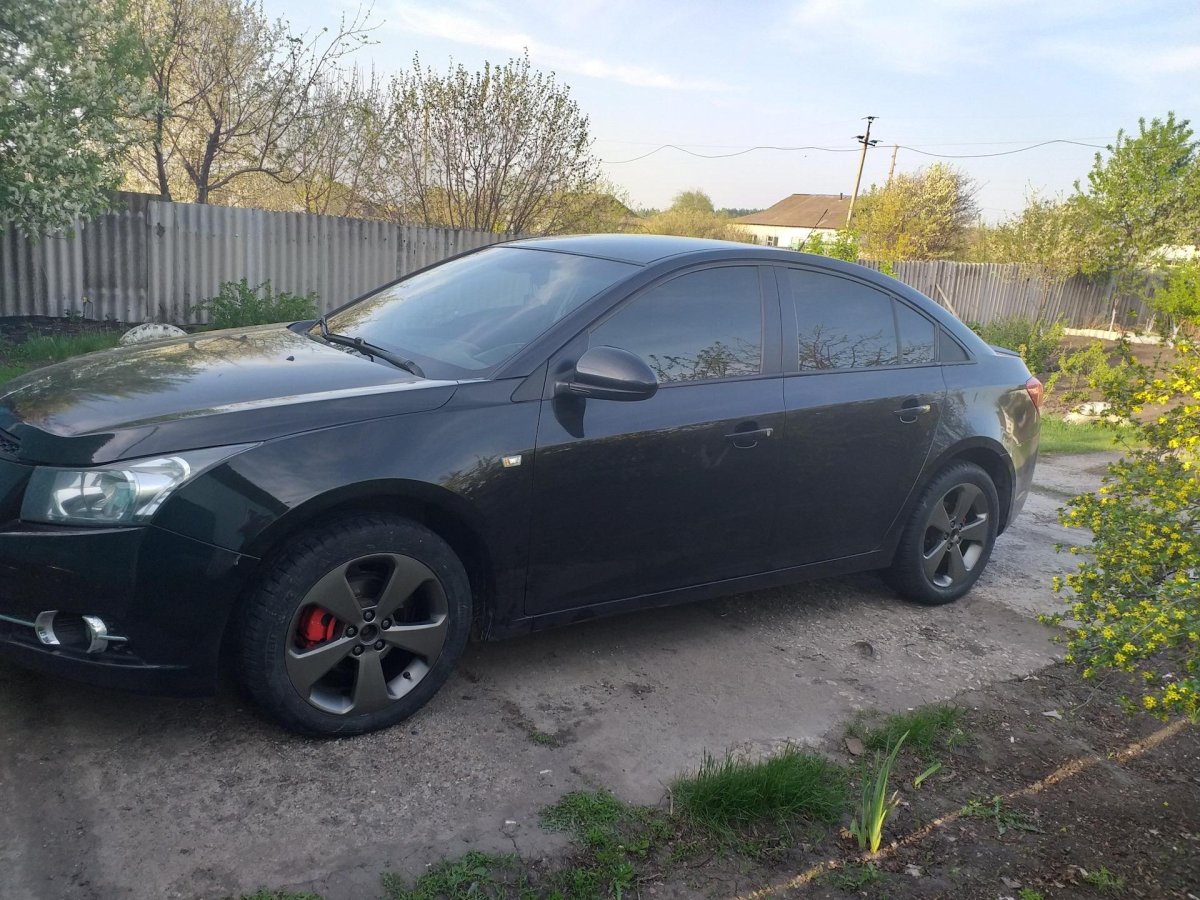 Черный Шевроле Круз на оригинальных дисках r17