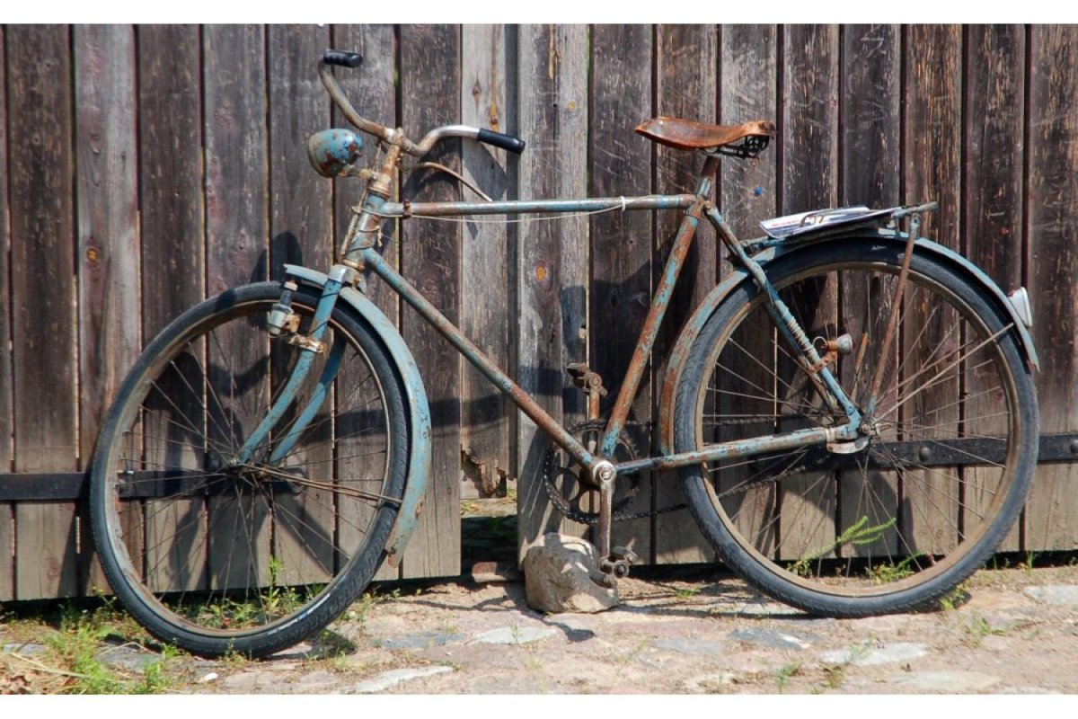 Ржавый велосипед Урал