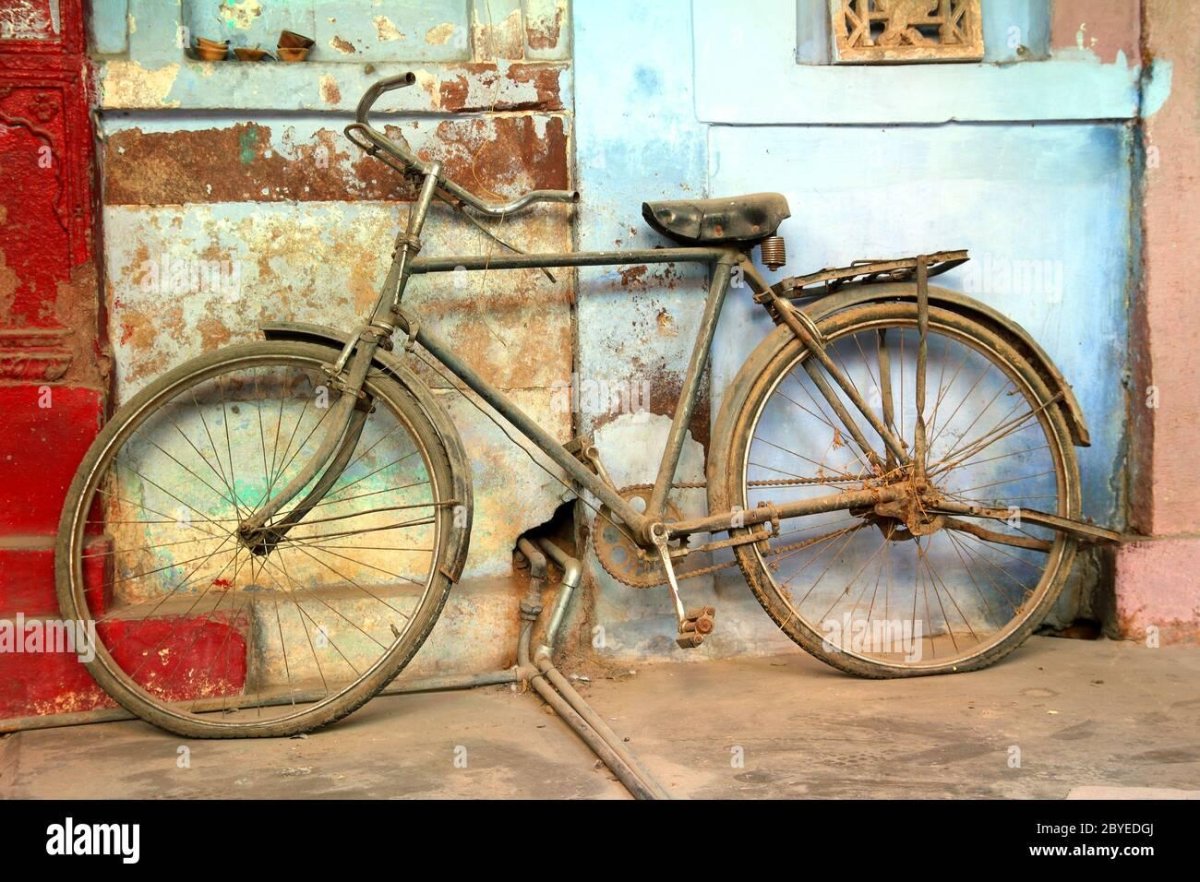 Ржавый велосипед Урал