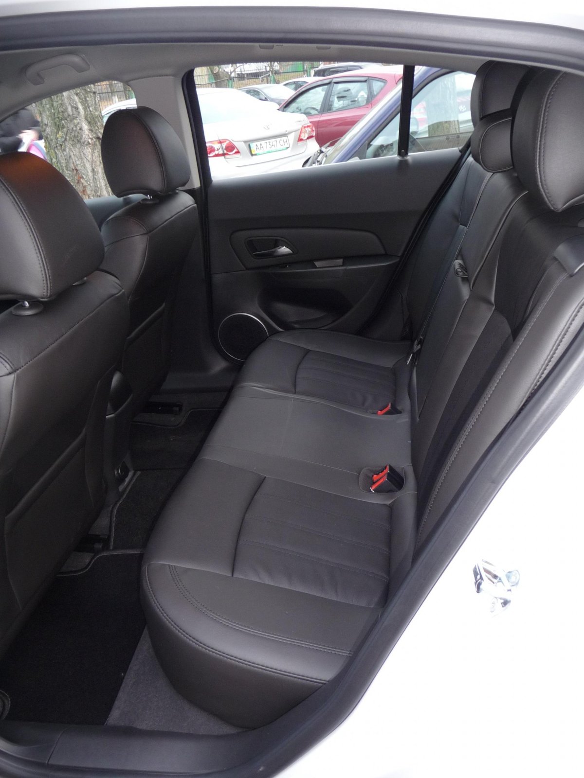 Круз хэтчбек салон сзади