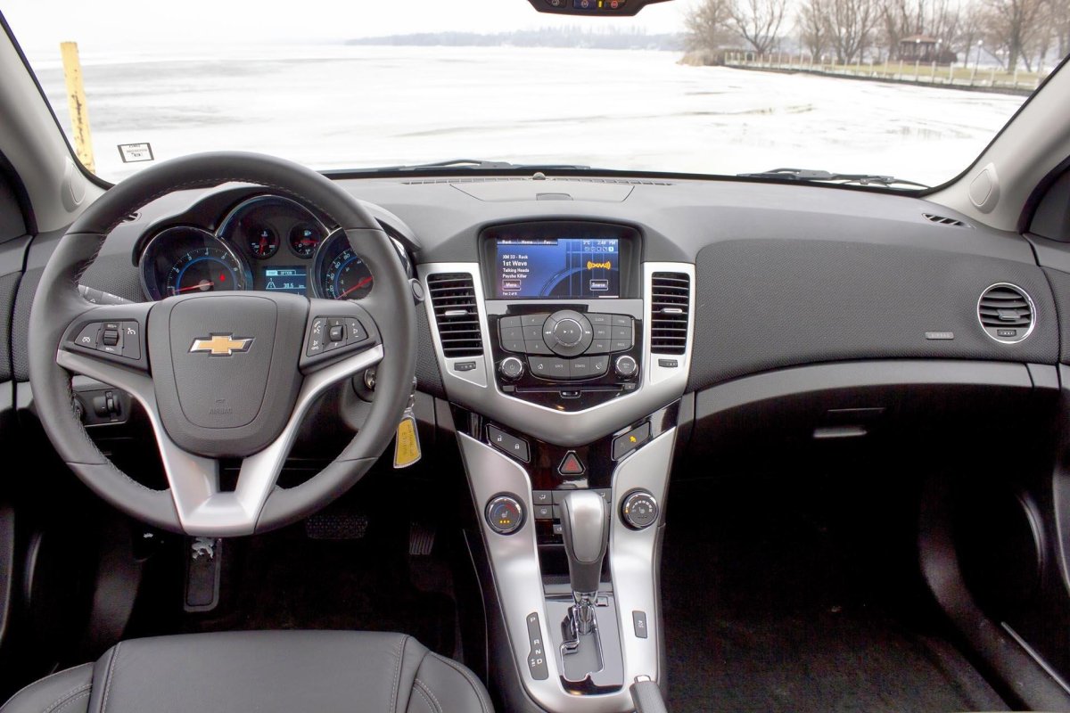 Шевроле Круз 2011 год салон