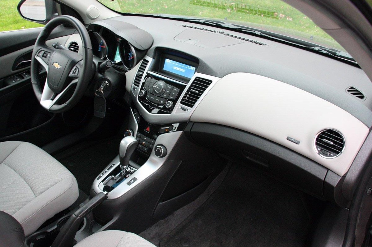 Шевроле Круз 2011 год салон