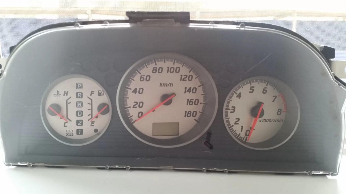 Nissan x-Trail t30 часы на панели приборов