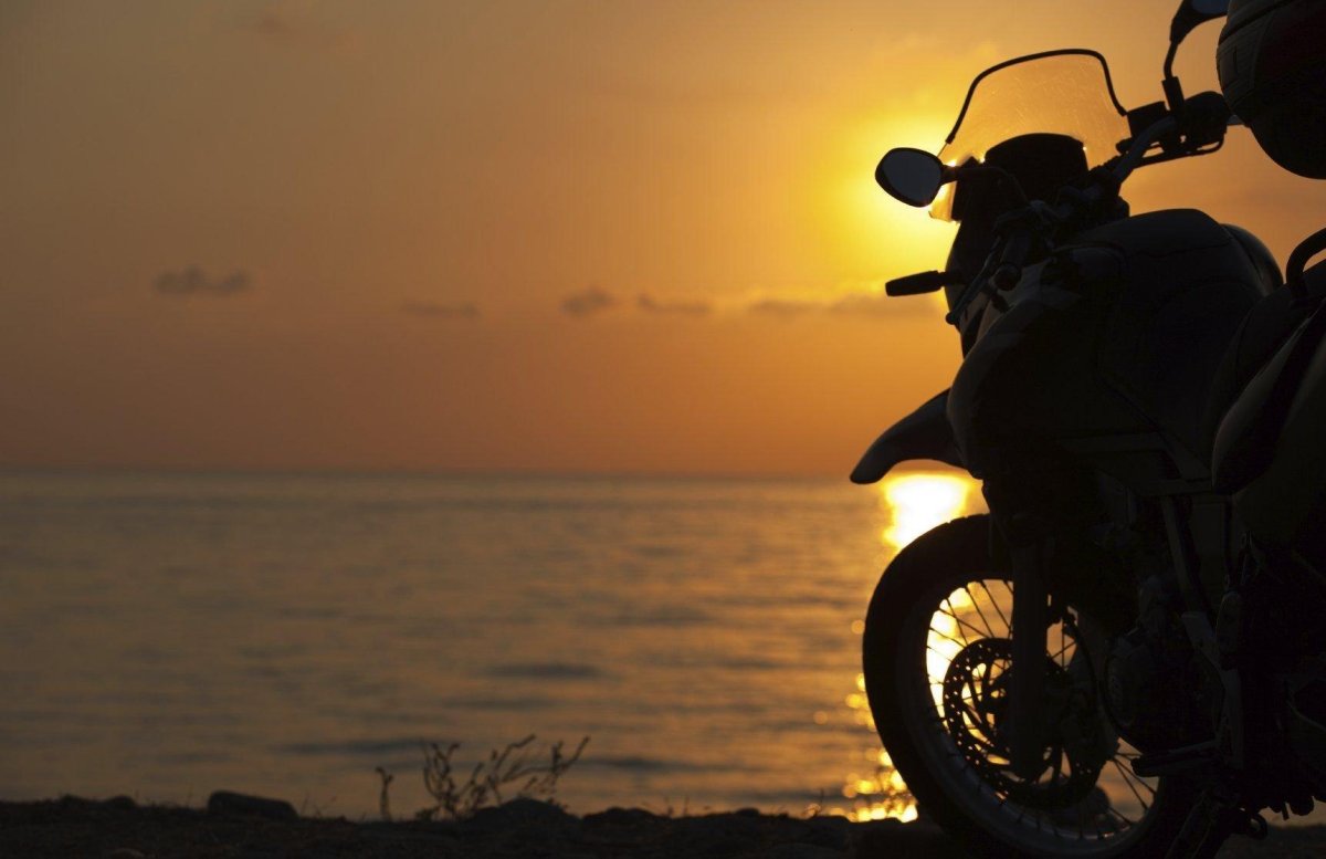 Мотоцикл на фоне заката