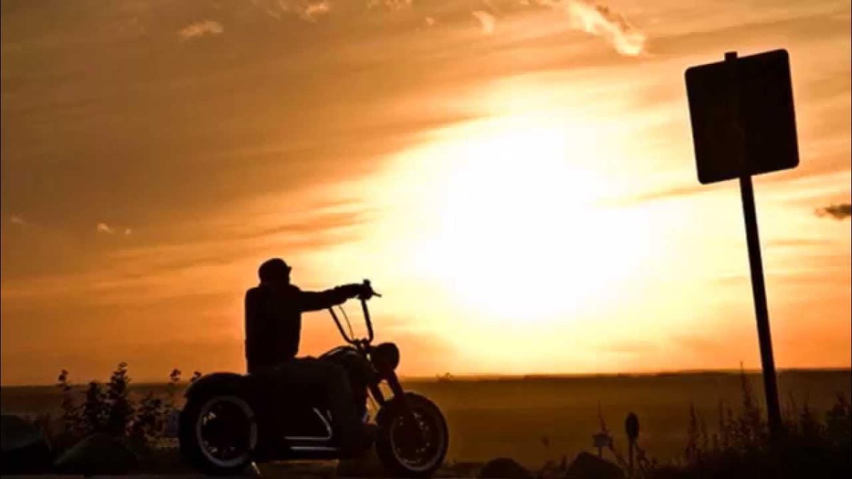 Мотоцикл уезжает в закат