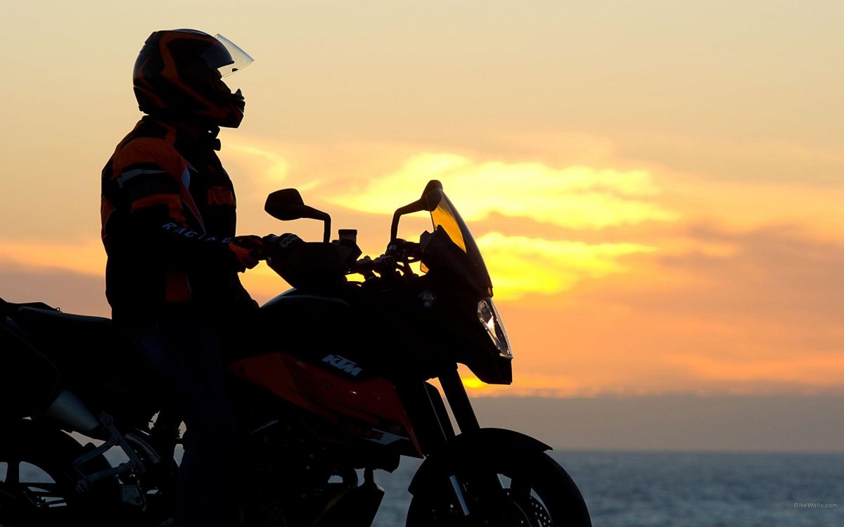 Байкер на закате