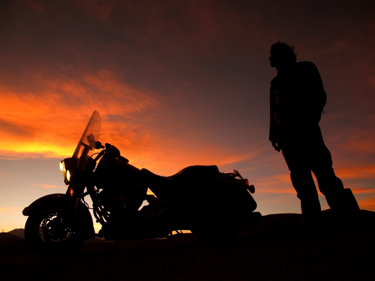 Байкер на закате