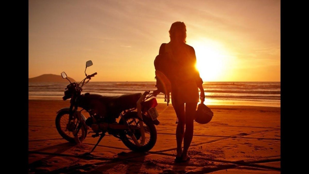 Девушка на мотоцикле на закате