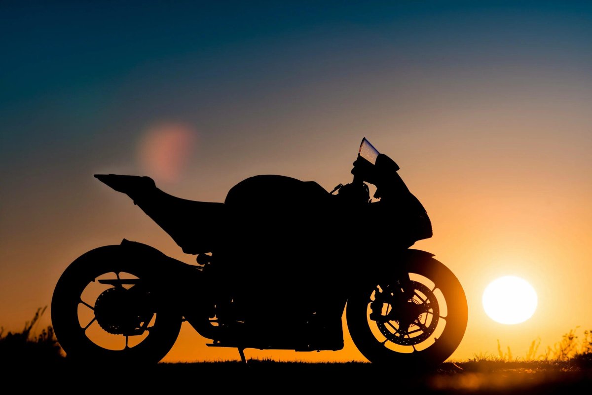Мотоцикл на фоне заката