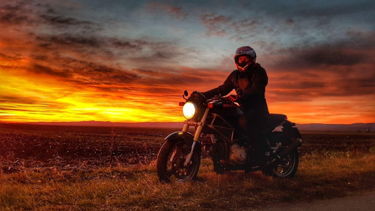 Мотоцикл на фоне заката