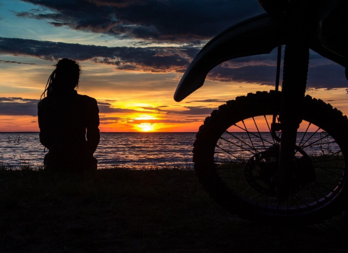 С девушкой на байке закат