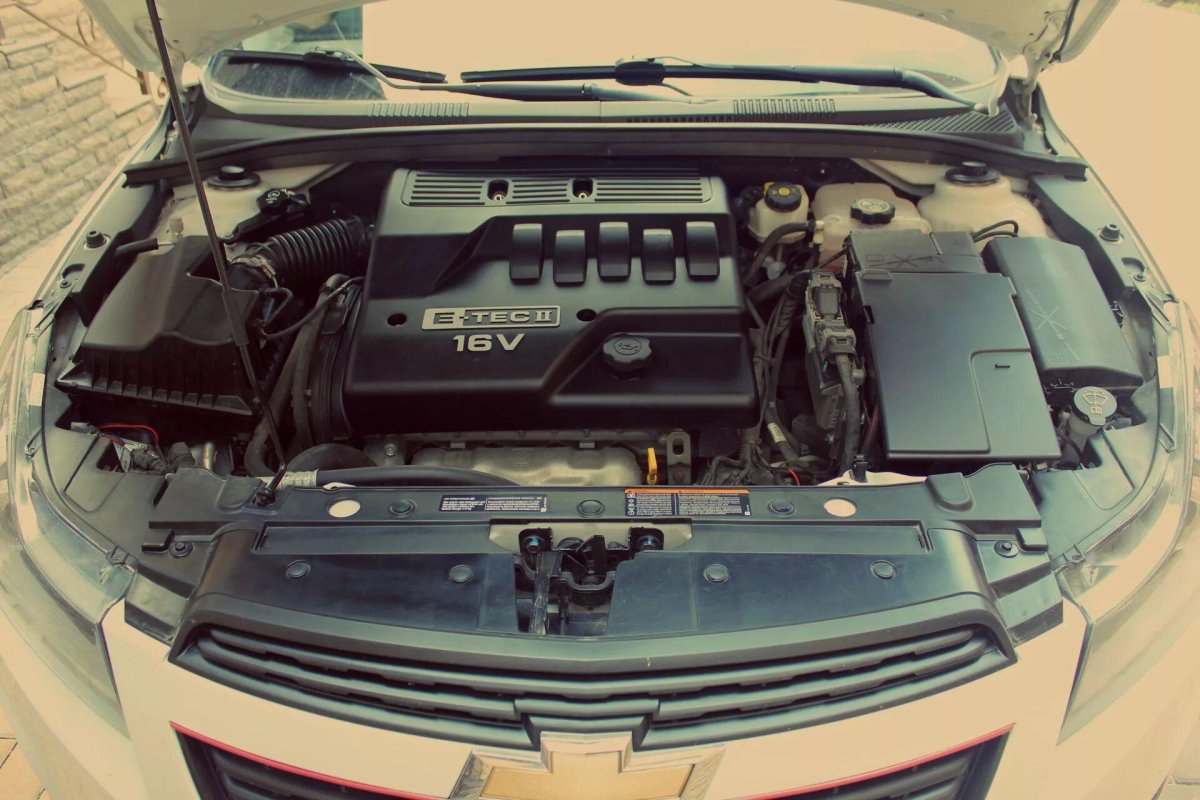 Декоративная крышка двигателя Шевроле Круз 1.6 109