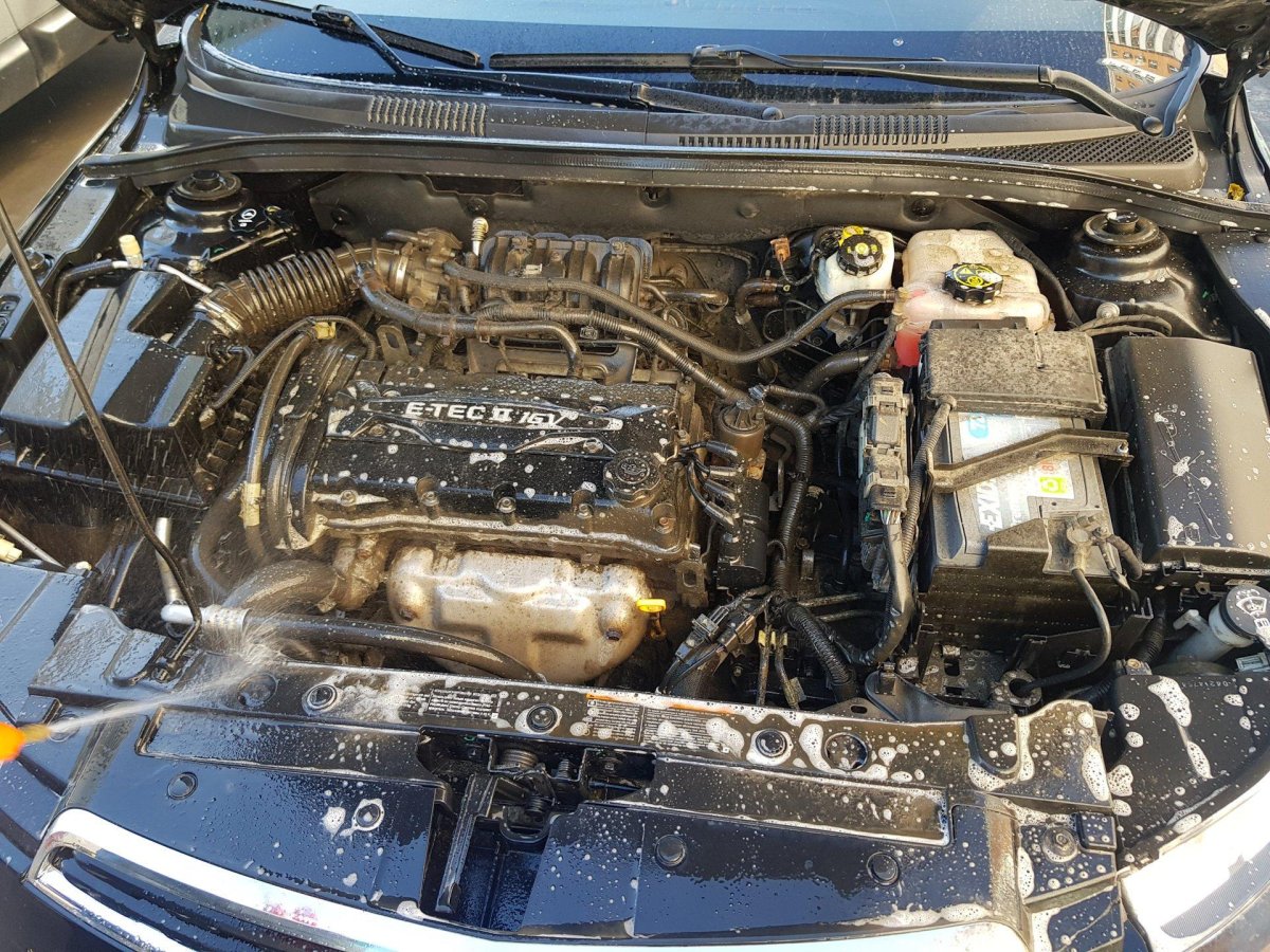 Подкапотное пространство Шевроле Круз 1.8