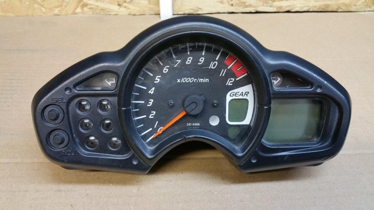 Приборная панель Suzuki Gladius