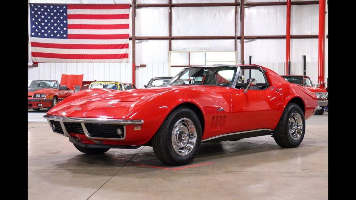 Шевроле Корвет с открытым капотом