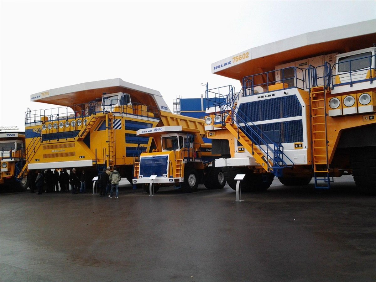 БЕЛАЗ-75710 рядом с КАМАЗОМ