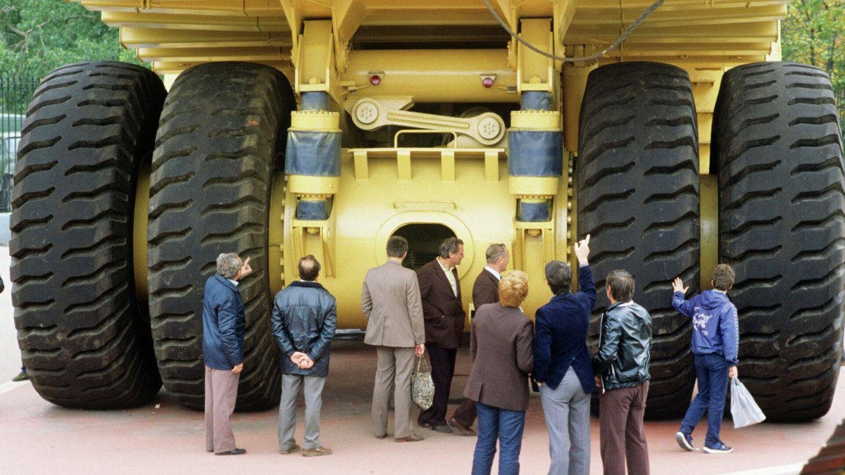 Карьерный самосвал БЕЛАЗ-75710