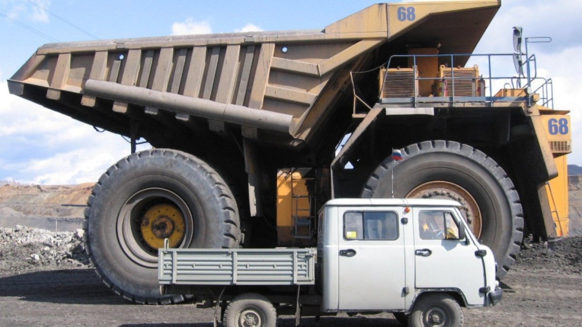 БЕЛАЗ-75710 самосвал и КАМАЗ