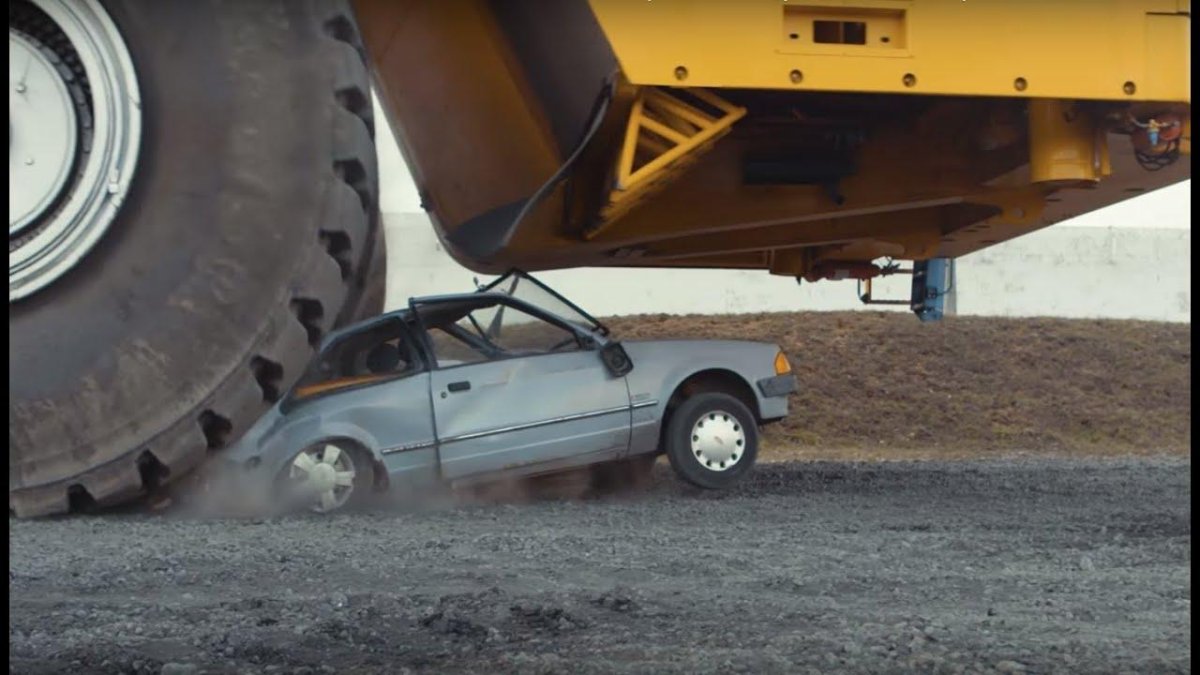 БЕЛАЗ 75710 раздавил машину