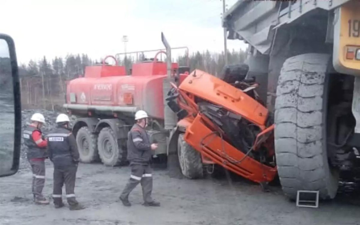 Самосвал в карьере БЕЛАЗ И КАМАЗ