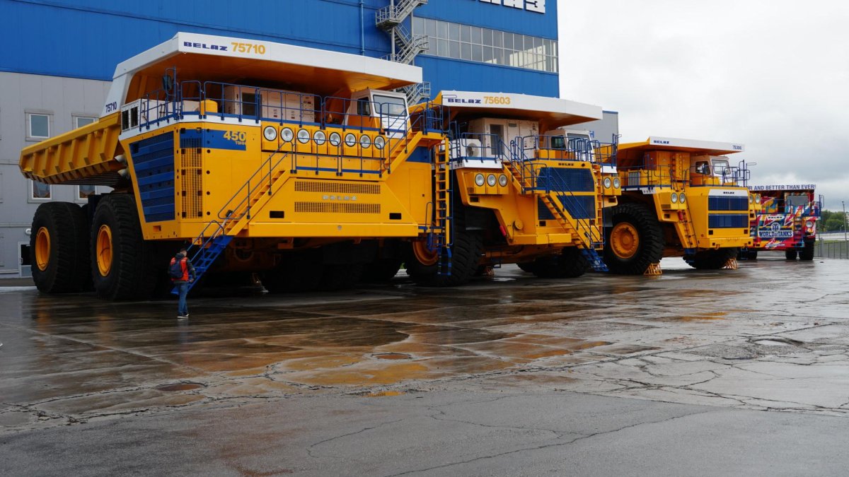 БЕЛАЗ-75710 И КАМАЗ