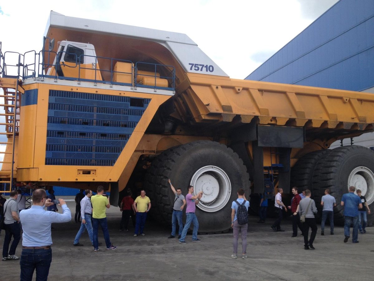 БЕЛАЗ 75710 рядом с человеком