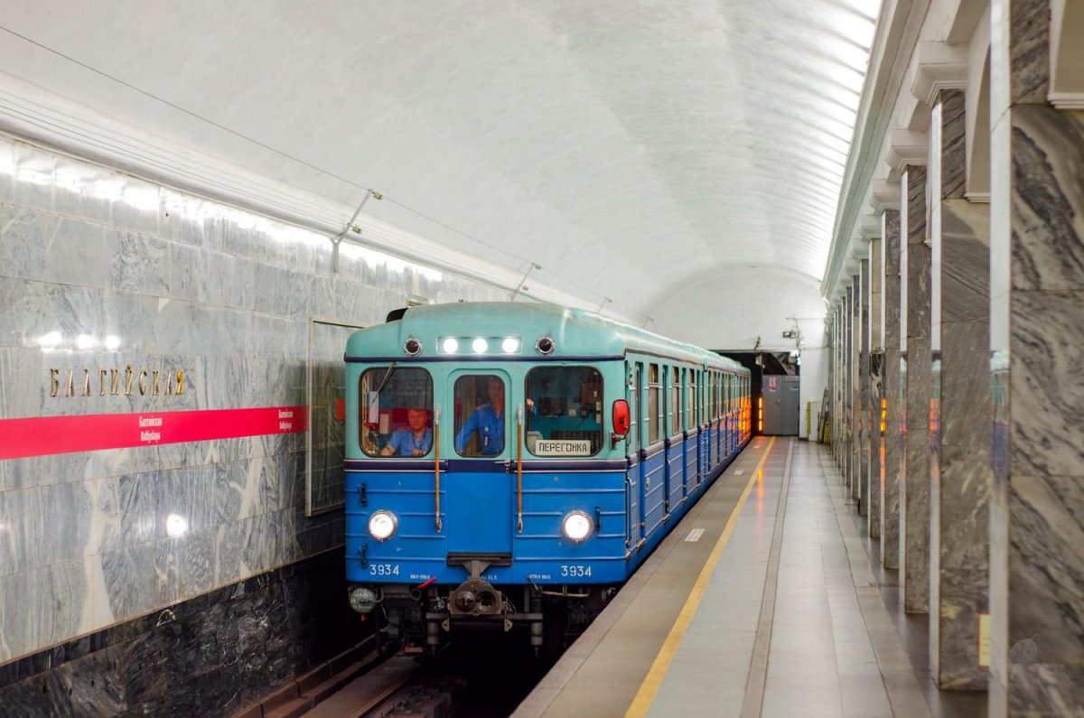 Метропоезд Нева