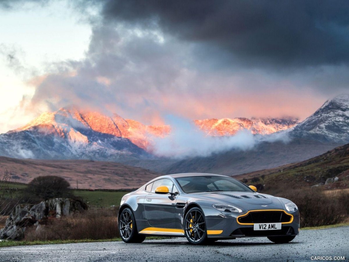 Автомобиль на фоне гор