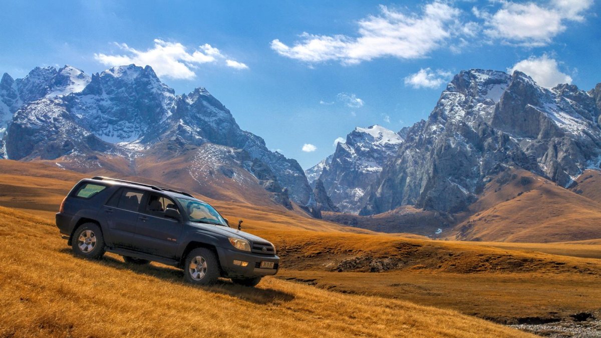 Внедорожник на фоне гор