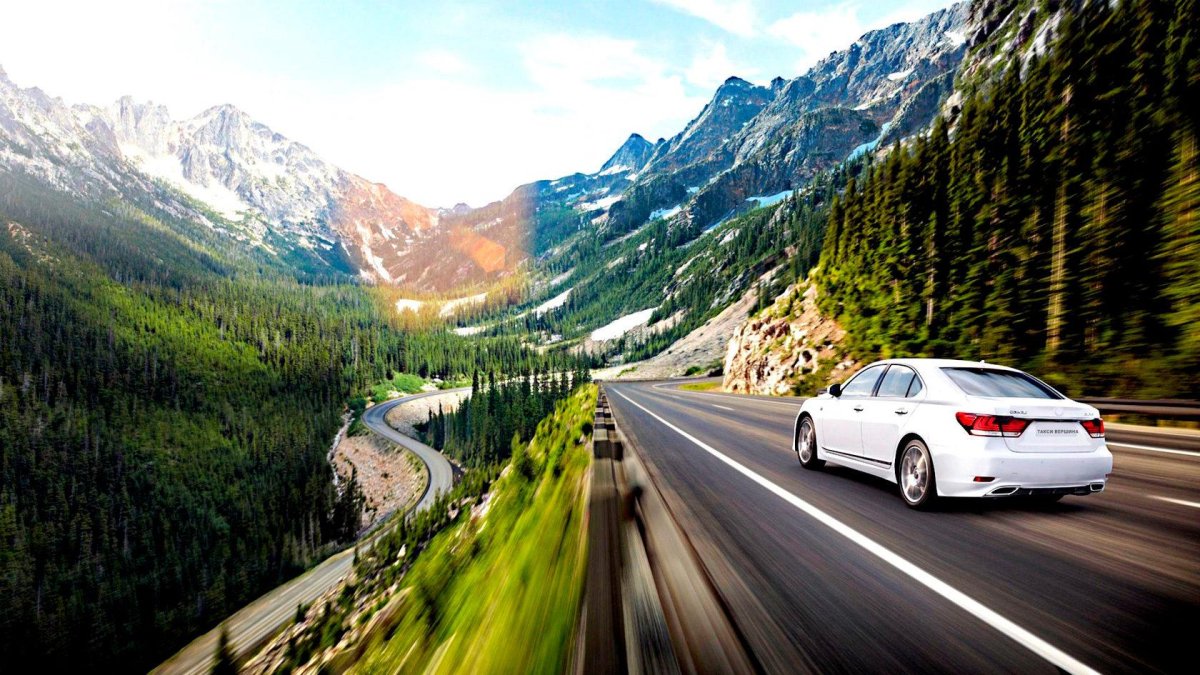 Машина на дороге