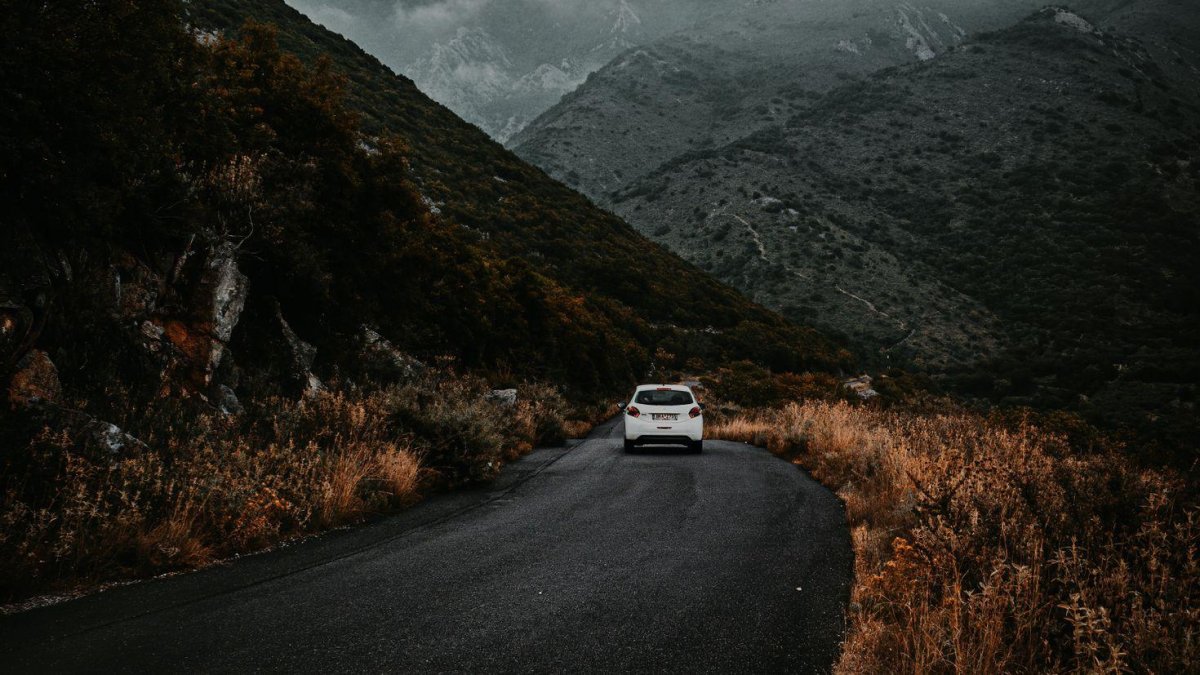 Машина на дороге