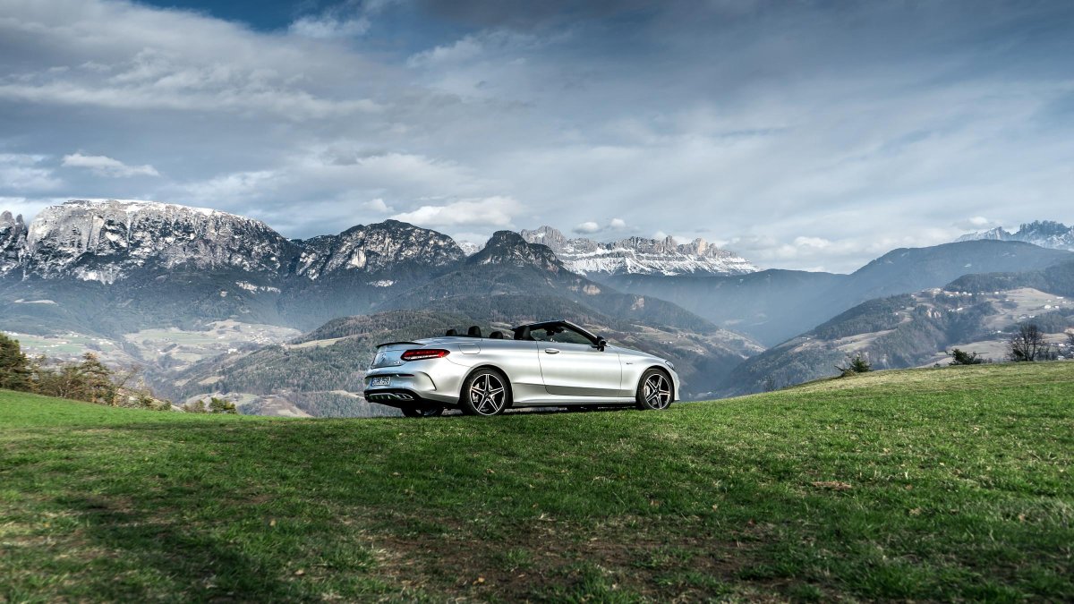 Машина на фоне гор