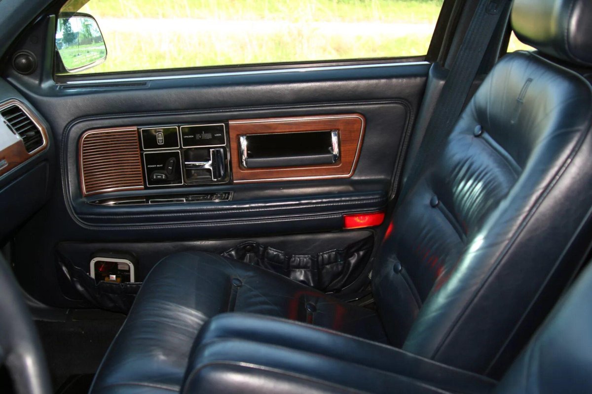 Линкольн Континенталь 1989 салон