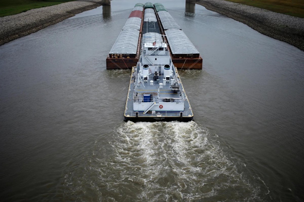 Баржа Дефендер