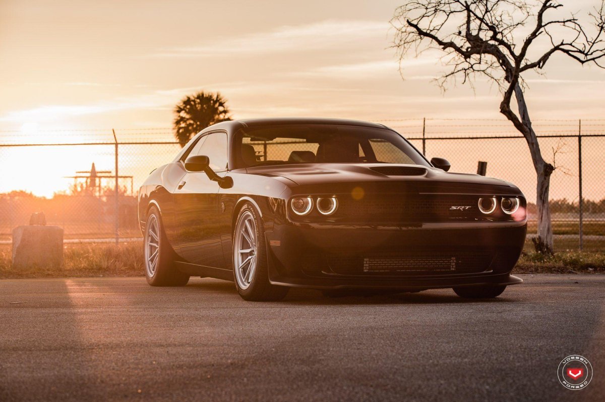 Додж Челленджер на закате