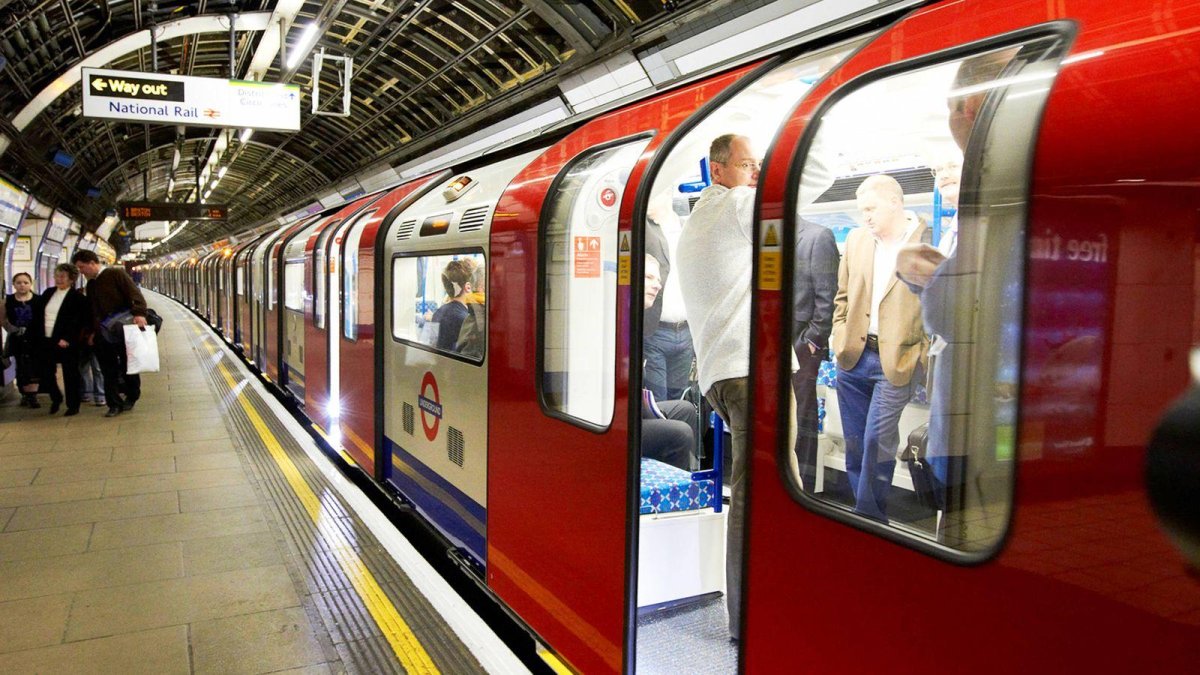 Метропоезд Лондона
