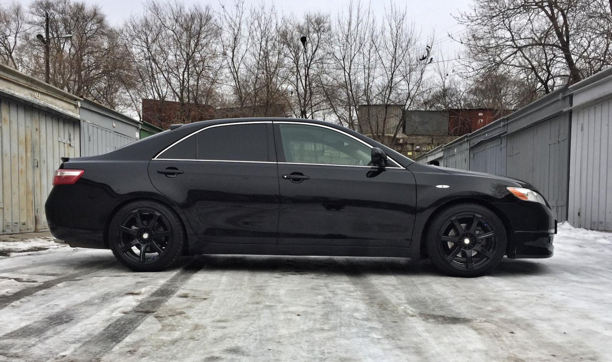 Toyota Camry v50 черными дисками
