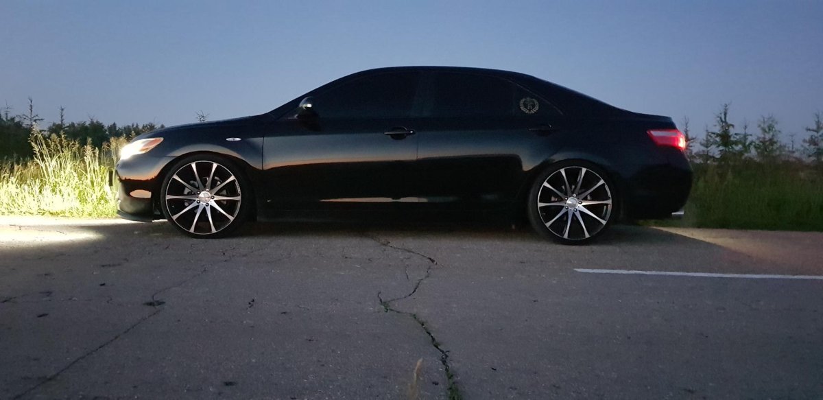 Тойота Камри 40 черная на 18 дисках