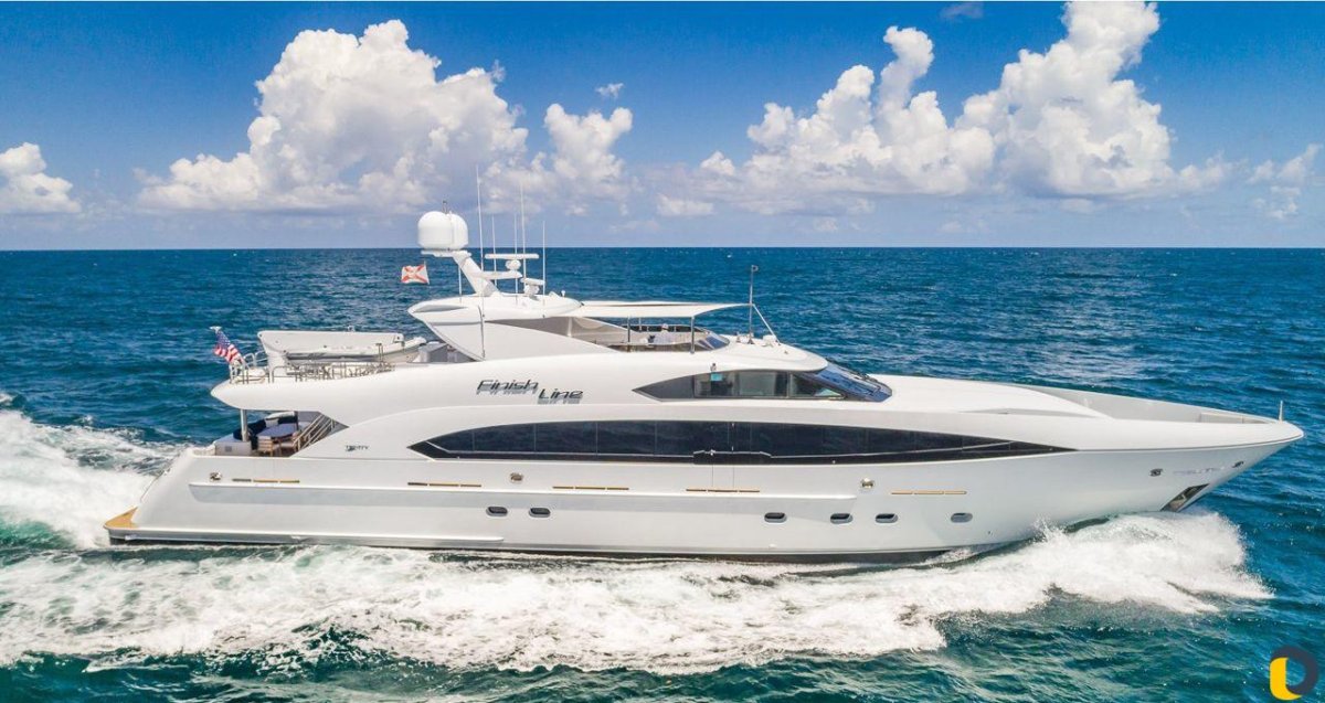 Яхта моторная двухпалубная