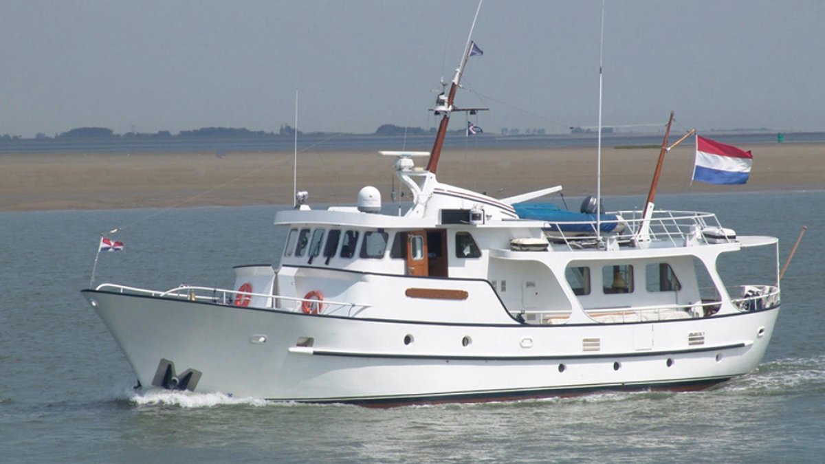 Стальная моторная яхта «Борей-24»