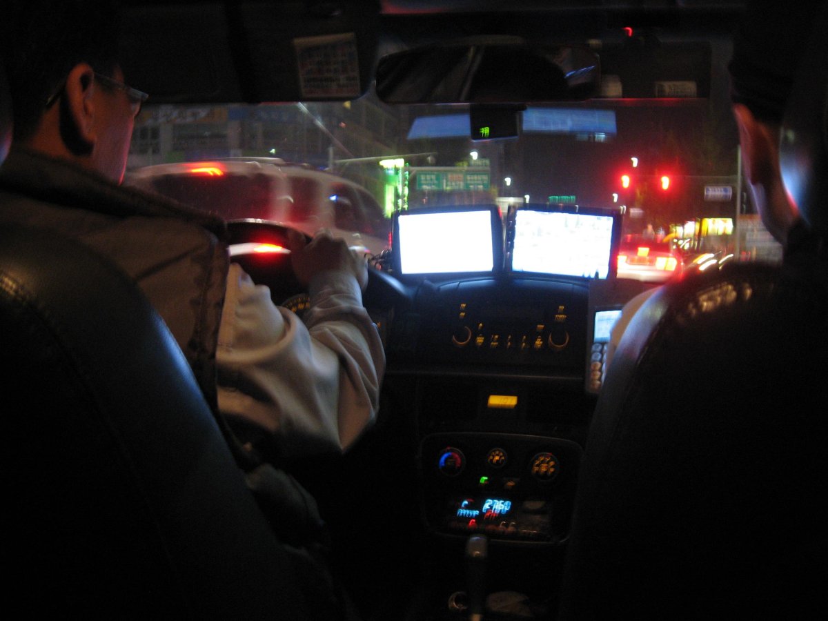 Внутри полицейской машины ночью