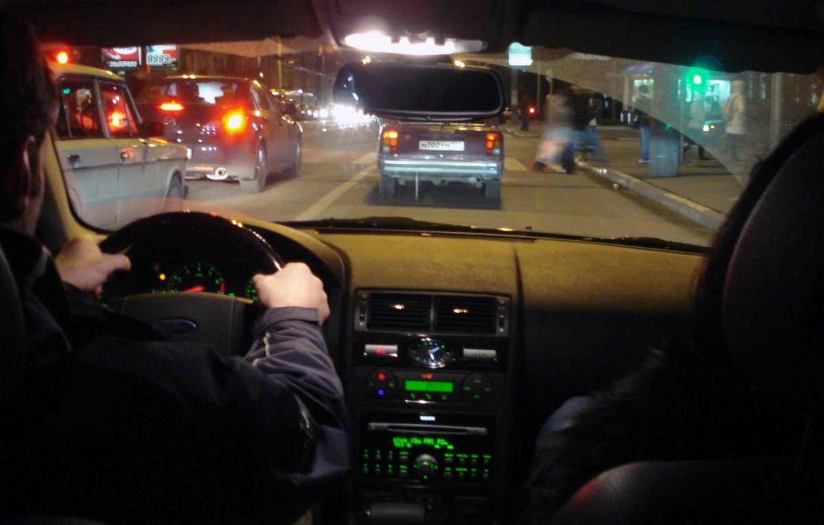 Парень за рулем ночью