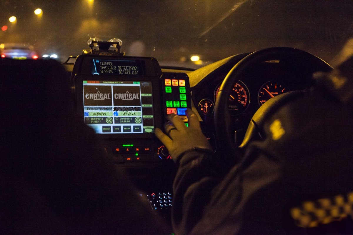 Салон полицейской машины ночью