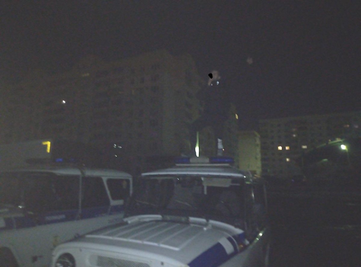 Улица с полицейскими машинами ночью