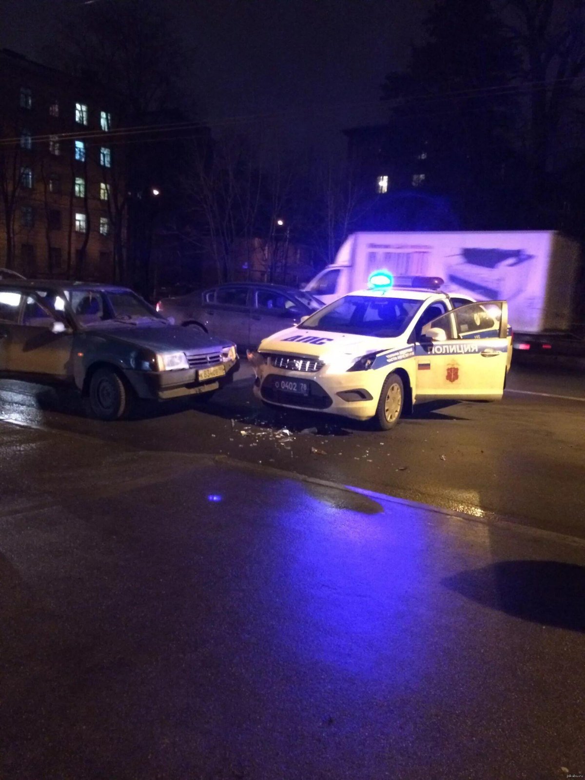 Патрульная машина ночью