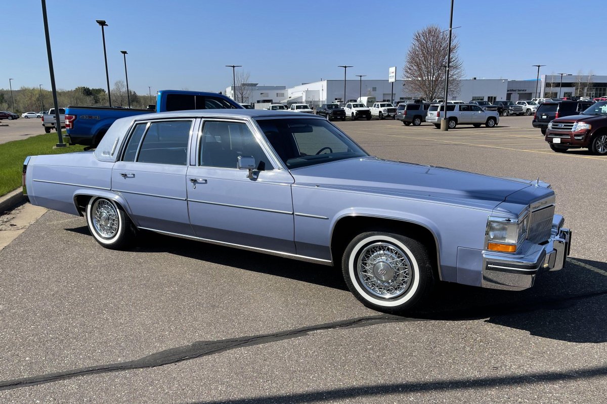 Cadillac Deville синий