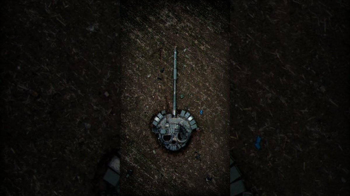 Оторванная башня танка в виде черепа